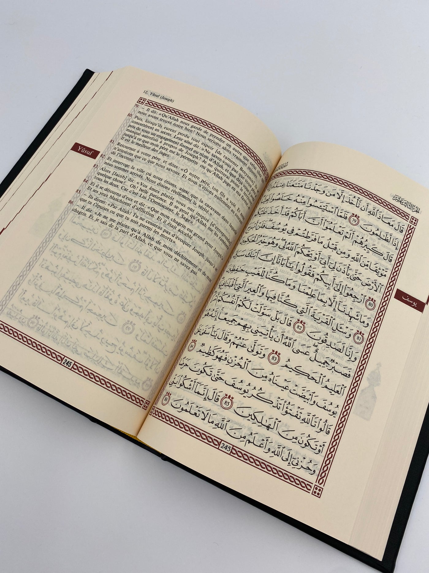 Der Edle Koran und die französische Übersetzung seiner schwarzen Bedeutungen