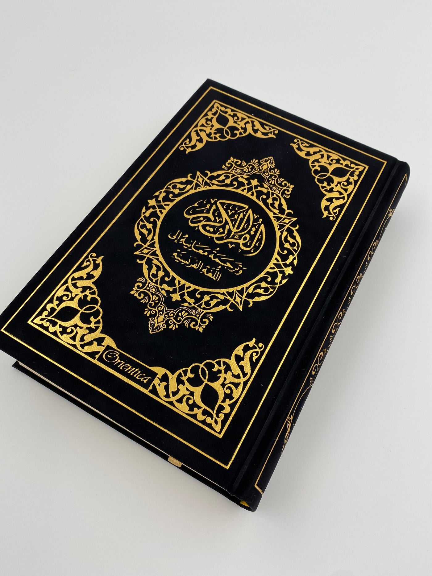 Der Edle Koran und die französische Übersetzung seiner schwarzen Bedeutungen