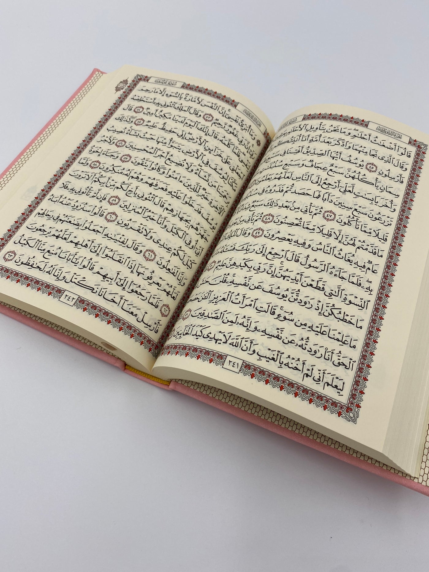 Die arabische Version des Heiligen Korans in Rosa