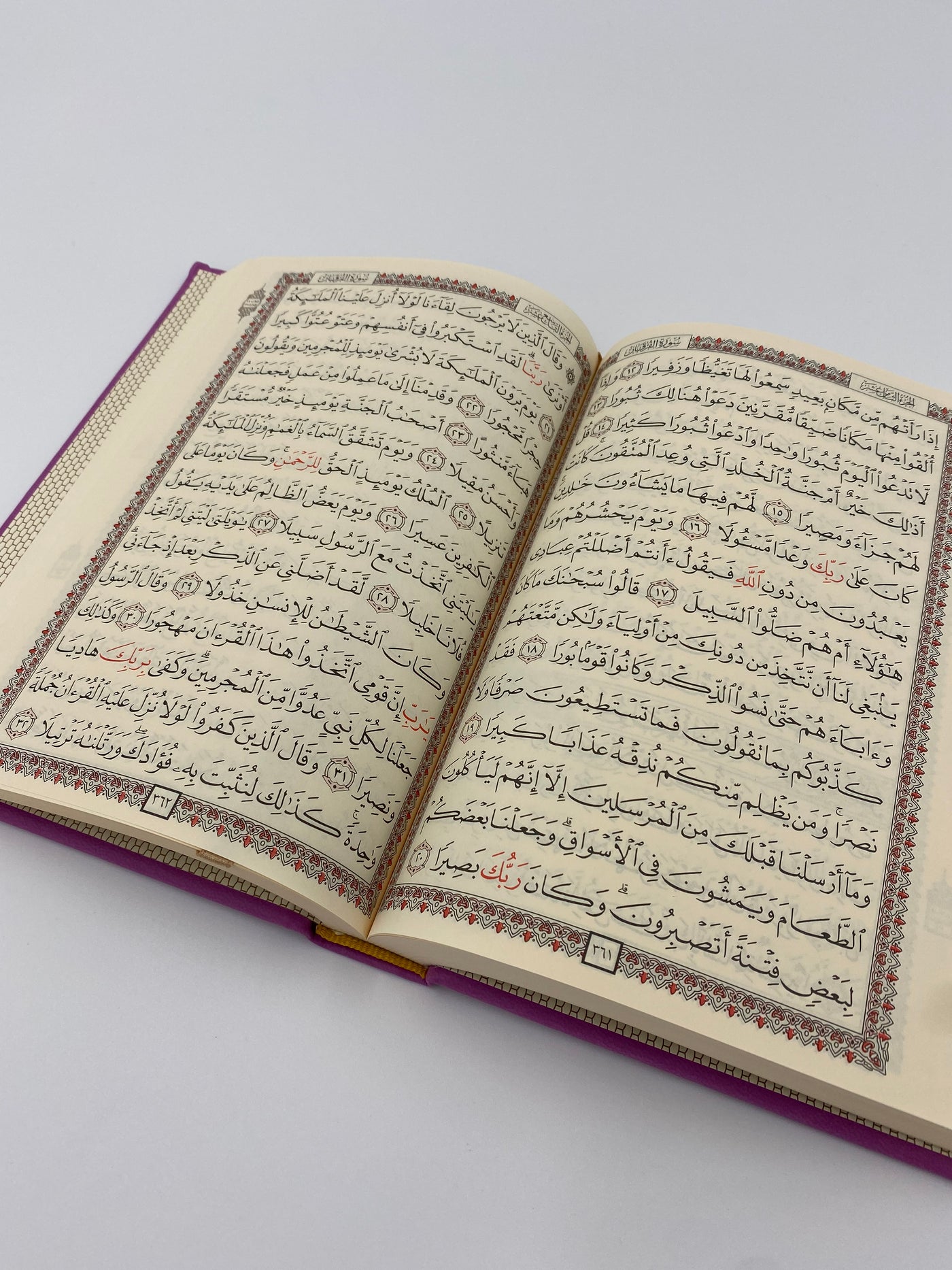 Die arabische Version des Heiligen Korans in Lila