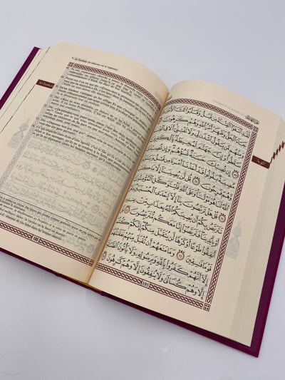 Der Edle Koran und die französische Übersetzung seiner fuchsiafarbenen Bedeutungen