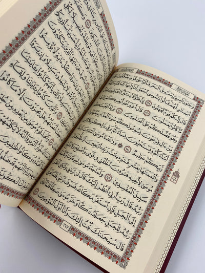 Die rote arabische Version des Heiligen Korans